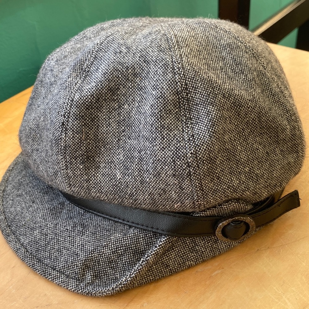 Black and white cap with faux leather band